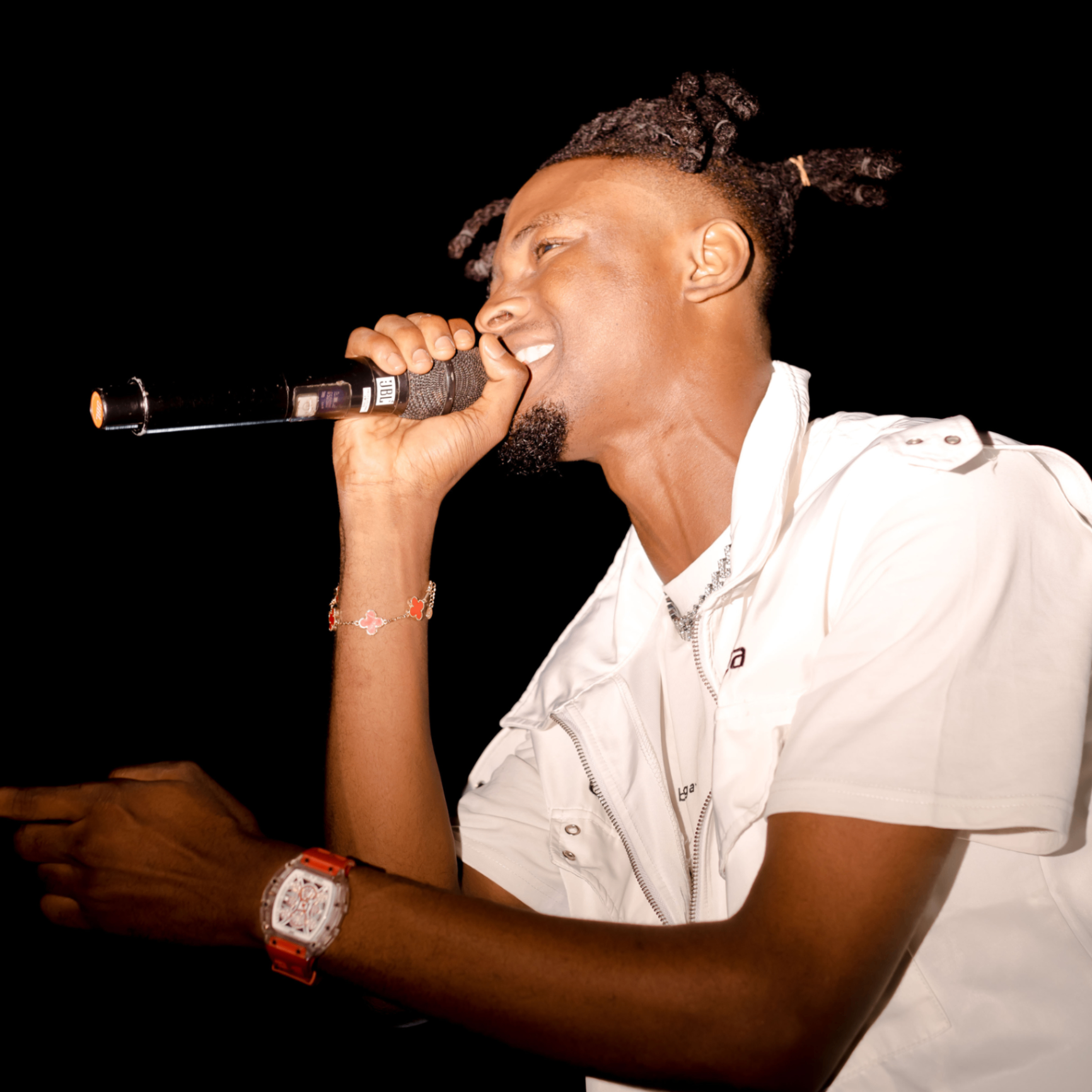 Psalm Bee live on the mic